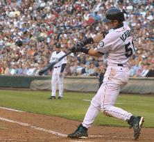 Suzuki goes 3-for-4 with 3-run homer in Seattle victory